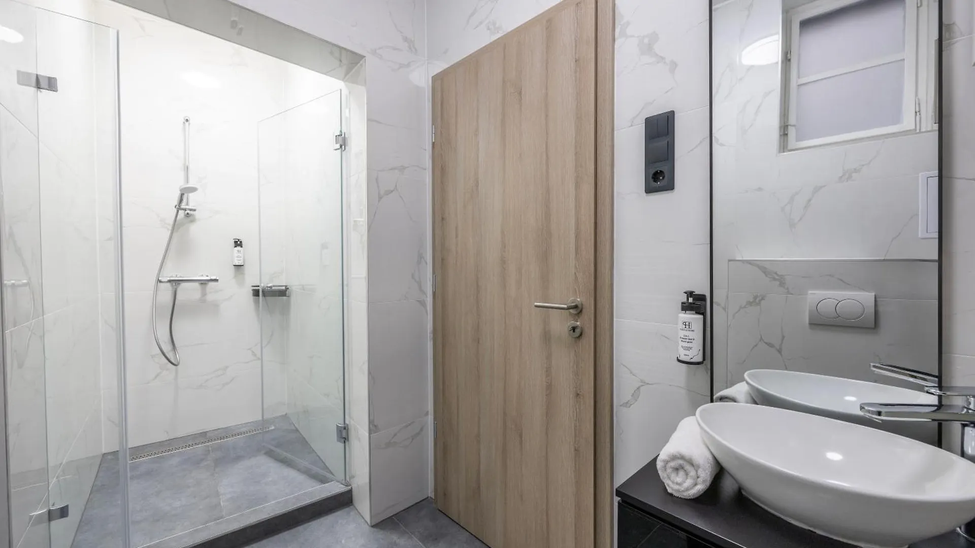 Exclusive & Grand Astoria Residence In The Heart Of Budapeszt 0*,